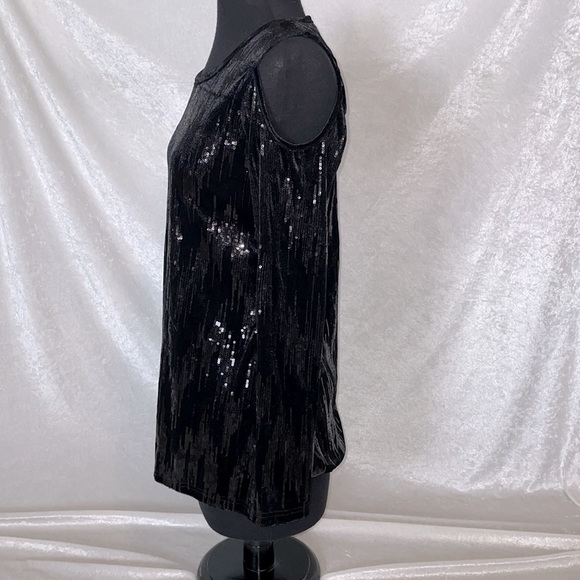 Exquisite black sequin cold shoulder top - Picture 5 of 10